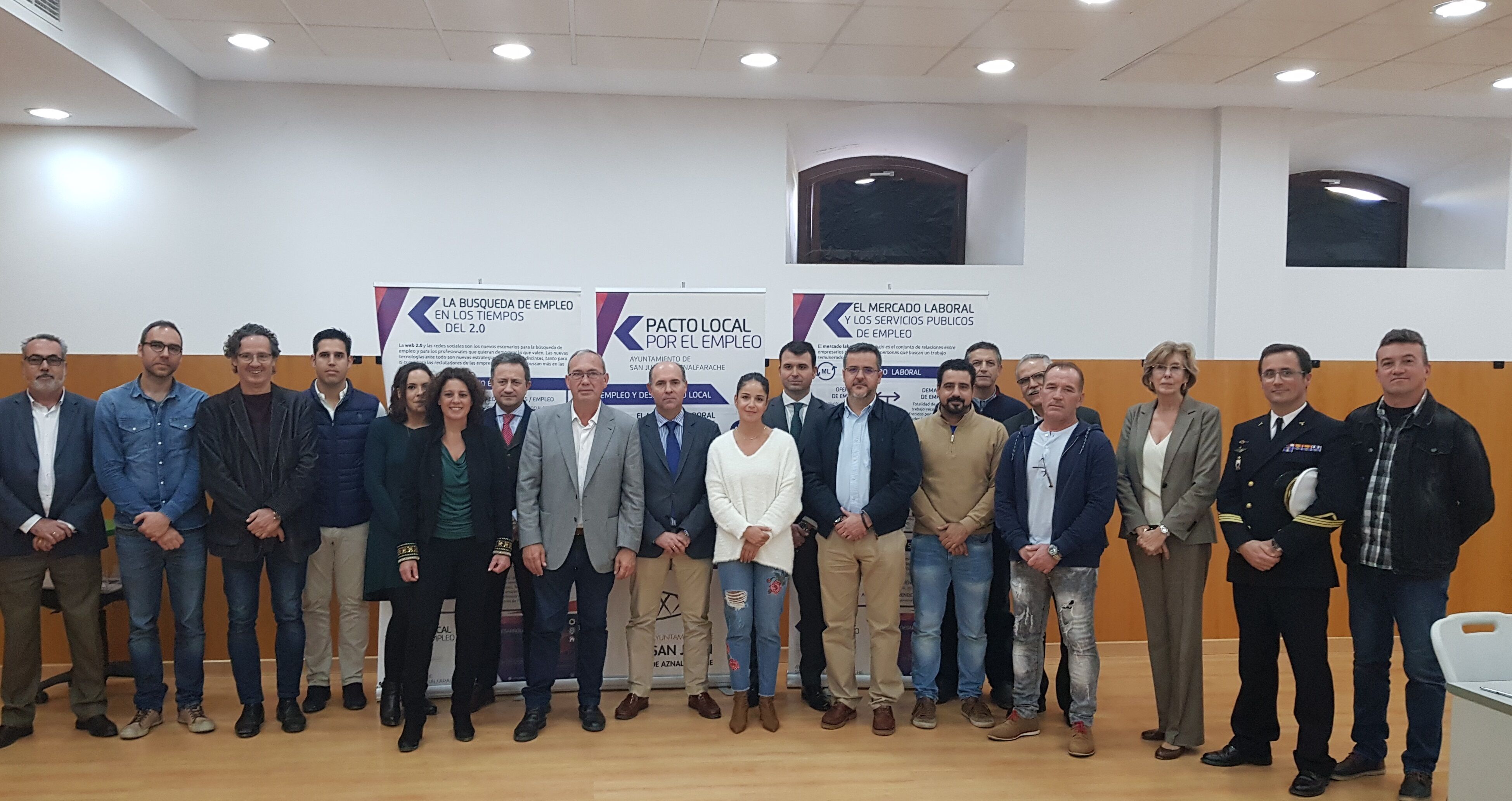 Foto grupo firma Pacto por el empleo portal