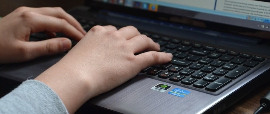 laptop-computer-writing-work-hand-keyboard-970086-pxhere.com