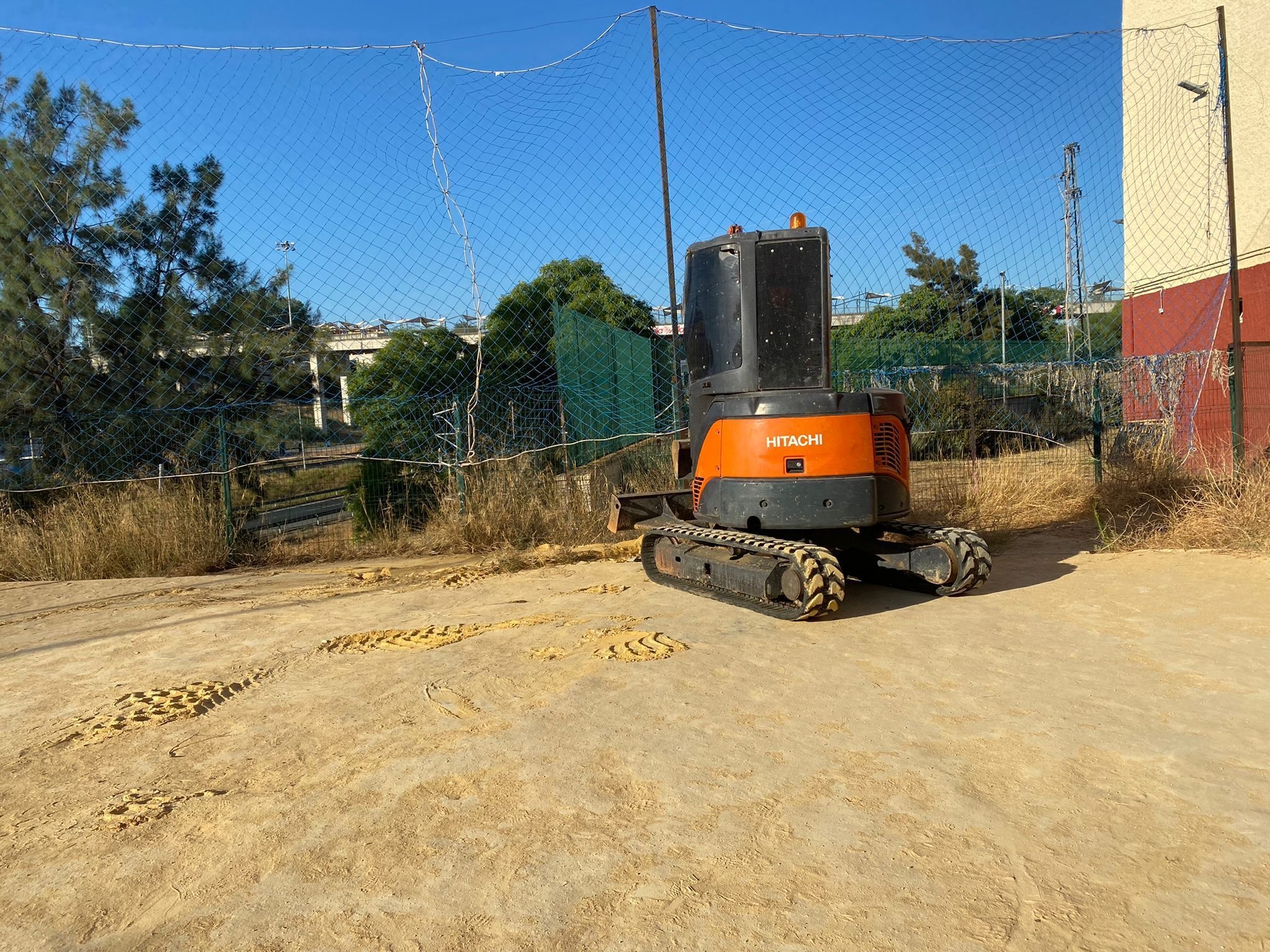 inicio obra pista deportiva Cornisa Azul