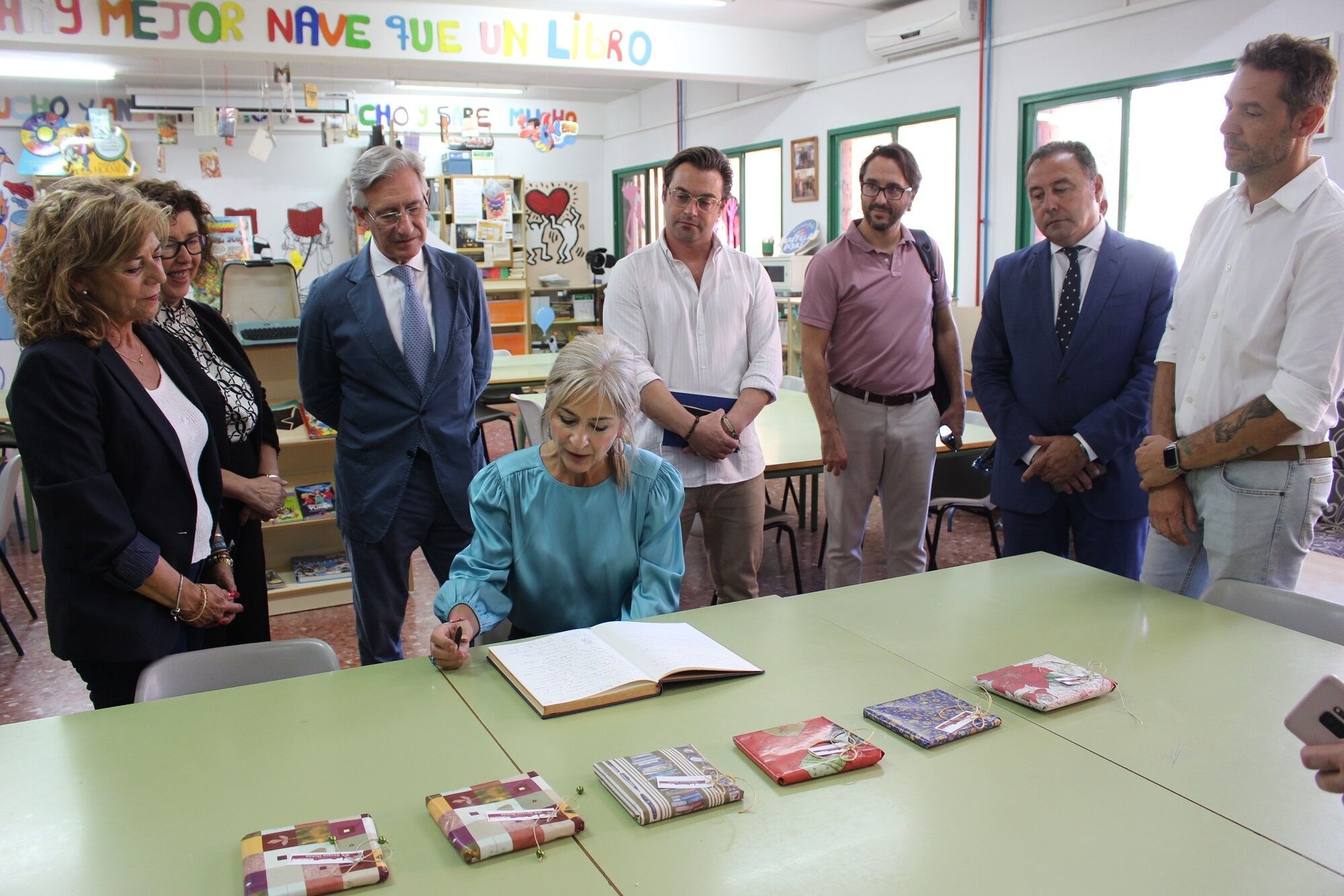 La consejera, Patricia del Pozo, firmó en el libro de visitas del IES Severo Ochoa