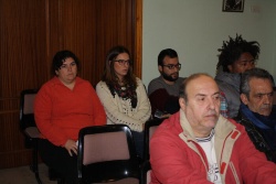 Los tres ediles de San Juan Puede en los bancos del público tras abandonar sus escaños